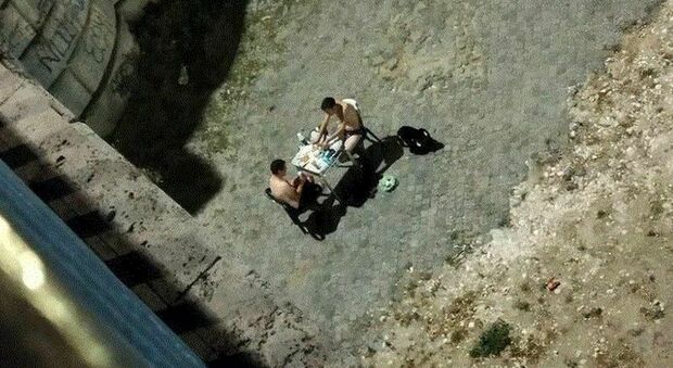 Roma, a cena sul Tevere (dopo il bagno) con tavolo e sedie: «Io e te 3 metri sotto al ponte», la foto è virale