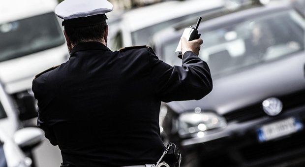 Roma, «l'auto qui non può stare, la sposti»: automobilista aggredisce e sputa in faccia ai vigili