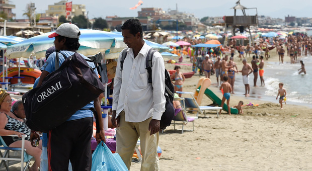 Il piano di Salvini: «Multe a chi compra da ambulanti in spiaggia». Vietati anche massaggi e tattoo
