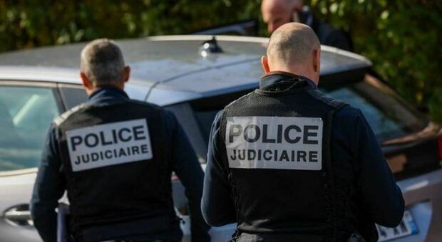 Francia, madre annega i figli di 5 e 10 anni nella vasca da bagno: uccisi per non condividere l'affidamento con il compagno
