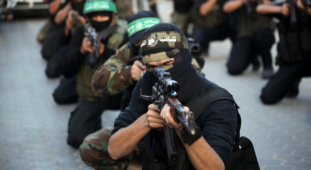 Hamas, chi lo finanzia? Criptovalute, contanti attraverso i tunnel ed enti di beneficenza: la rete globale da oltre 300 milioni