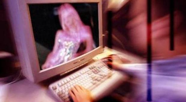 Guardavano film porno sui computer durante il lavoro: licenziati quattro giudici