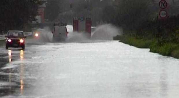 Tifone su Milano, acquazzoni e grandinate in provincia: decine di chiamate di soccorso