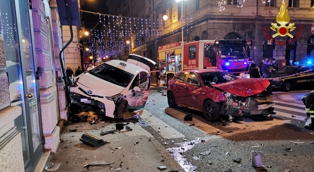Capodanno, non si ferma al rosso: violento schianto tra il taxi e un'Alfa