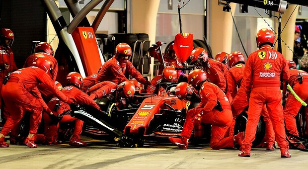 Un pit stop della Ferrari di Vettel