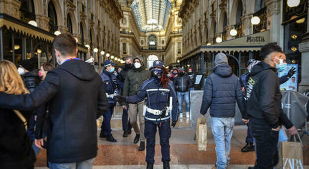 Il sindaco di Milano Beppe Sala ha lanciato un monito: se i casi dovessero aumentare, verranno contingentati anche gli ingressi in Galleria Vittorio Emanuele