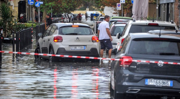 Bomba d'acqua a Ostia, strade allagate: ecco le zone più colpite