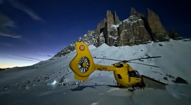 Cammina con i calzettoni sulla neve e perde la scarpa legata allo zaino: soccorso dall'elicottero con un principio di assideramento