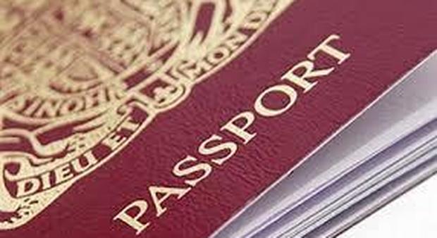 Napoli, passaporti falsi del Regno Unito in vendita sul deep-web