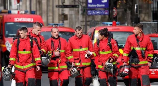 Parigi, la moglie dell'attentatore: «Aveva sentito delle voci»