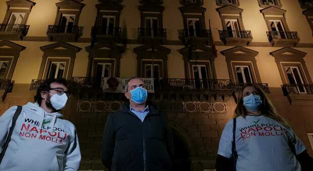 Whirlpool chiude a Napoli, le luci del Comune si spengono. DeMa: «È la sconfitta dello Stato»