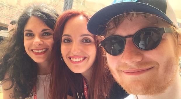 Selfie con Ed Sheeran per le ragazze dell'info point di Panicale