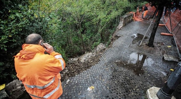 Roma, crolla muro del Valadier al Pincio per il maltempo: nessun ferito