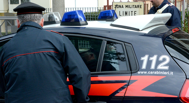 Donna morta in casa, il figlio avverte i carabinieri: «Ho un problema con la mamma»