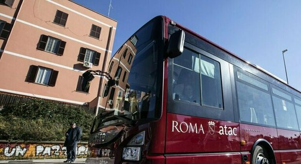 Roma, autista Atac aggredito al capolinea del 61 in piazzale Balsamo Crivelli