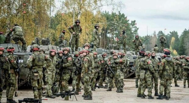 Nato, Polonia e Lituania schierano l'esercito al confine con la Bielorussia: operazione Iron Wolf