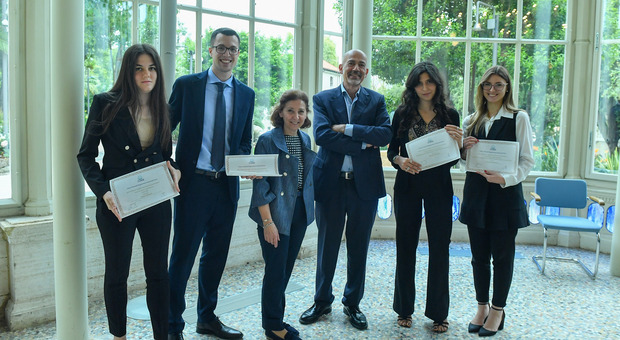 Foto di gruppo per i laureati premiati con borse di studio dall'associazione delle case automobilistiche estere in Italia