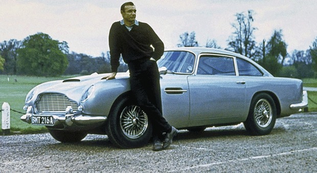 James Bond Sean Connery con l'Aston Martin DB5