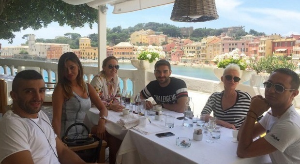 Belen e Andrea Iannone al tavolo insieme a Sestri Levante