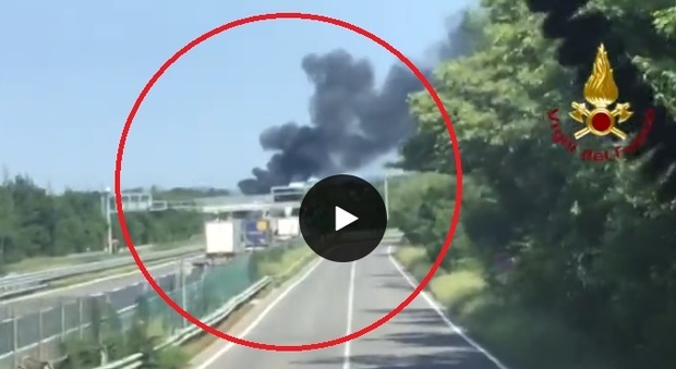 Trieste. Camion con sostanze pericolose in fiamme sul raccordo autostradale