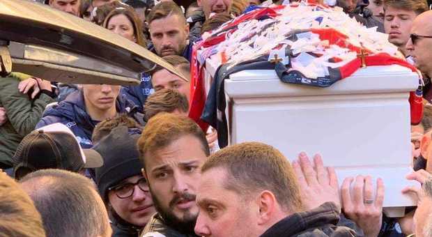 In centinaia al funerale di Lello, la promessa del calcio stroncata da un tumore