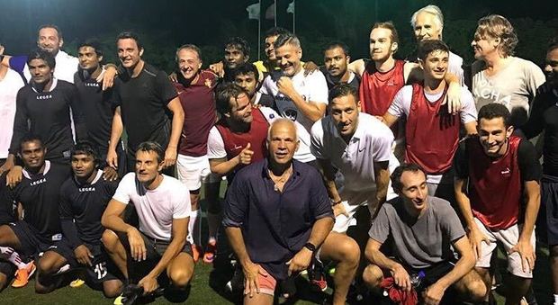Roma, Totti alle Maldive tra relax e una partita a paddle con Malagò
