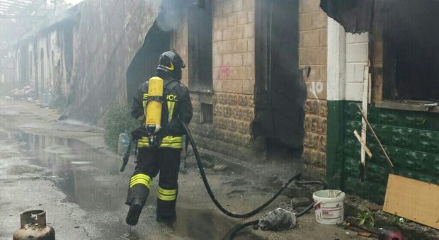 Pomeriggio di incendi a Latina, in fiamme anche la struttura dell'ex Pozzi Ginori