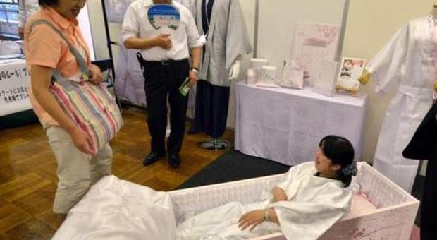Giappone, alla fiera delle pompe funebri si fanno le prove del proprio addio