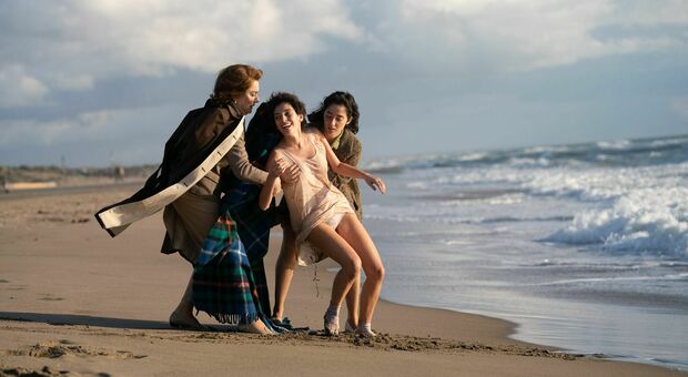 Monica Guerritore con Gaia Girace e Maria Rosaria Mingione in una scena del film "Girasoli"