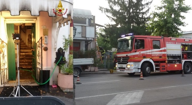 Pizzeria a fuoco all'alba, il fumo la invade: i pompieri evitano il peggio