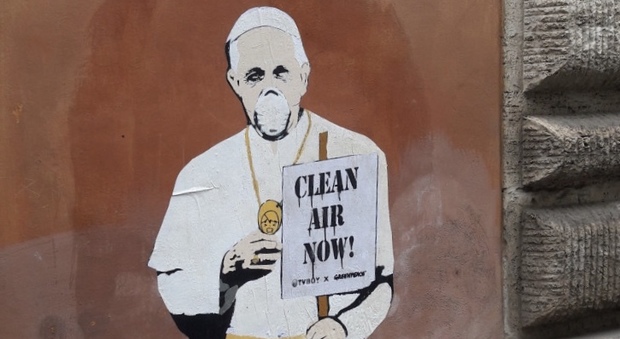 Roma, spunta nuovo murales del Papa contro l'inquinamento: cancellato