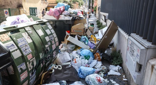 Emergenza rifiuti a Napoli, il ministro Costa: «Toglieremo la spazzatura ma cittadini e sindaci collaborino»