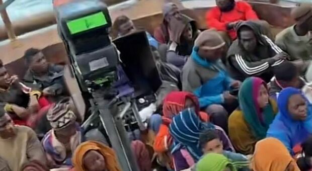 Il video postato che ritrae un barcone di migranti