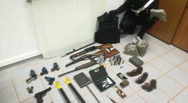 Bracciano, scoperto in casa di due pusher un kit da rapinatori: esplosivo, munizioni e pistole, anche un ariete. Due arresti