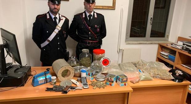 La droga e le munizioni trovate nella cantina della casa degli arrestati