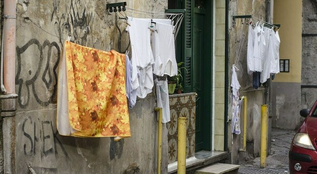 Napoli: case piccole e famiglie numerose, ora il Covid colpisce nei quartieri popolari