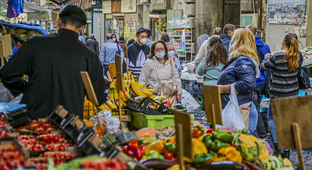 Covid a Napoli, zero controlli anti-ressa nei mercatini: «Ma abbiamo dimezzato gli incassi
