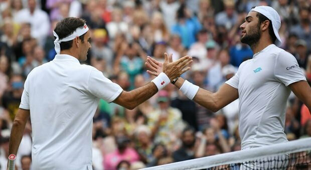 Roger Federer lascia il Roland Garros: «Devo ascoltare il mio corpo». Matteo Berrettini è già qualificato ai quarti