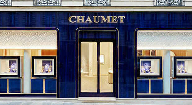 Parigi, rapina la gioielleria e scappa con il monopattino: colpo da tre milioni da Chaumet