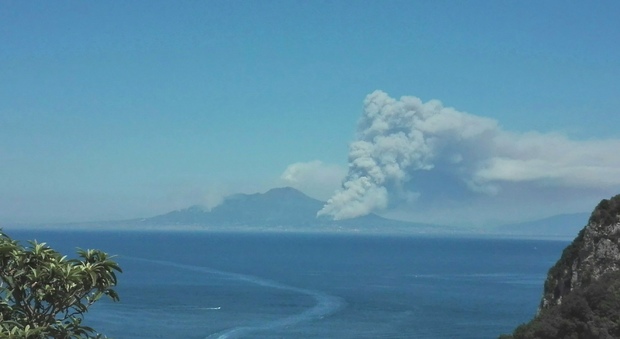Il vasto incendio intorno al Vesuvio è visibile anche da Capri
