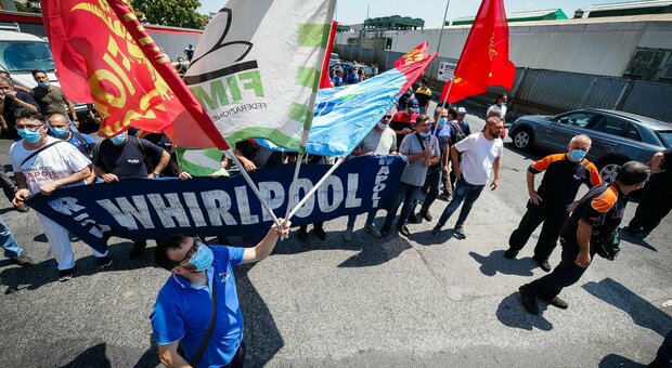 Whirlpool Napoli Est, lavoratori in piazza: chiesto un tavolo al ministero