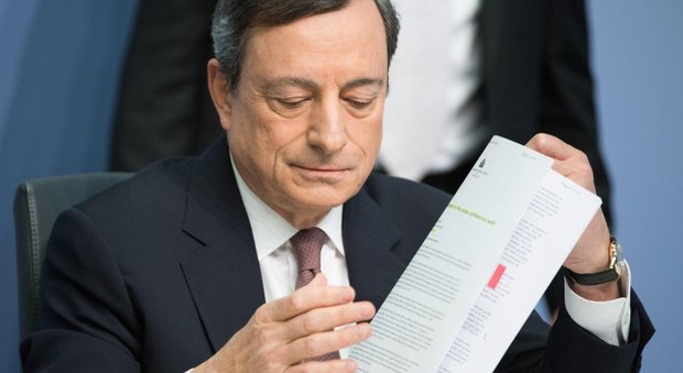 Bce, Draghi: «I tassi negativi causati da investimenti bassi»