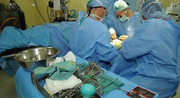 Gran lavoro per i medici in sala operatoria