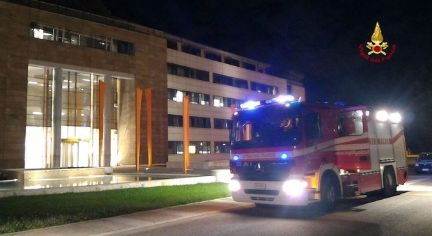 Pompieri davanti la sede di Veneto Banca
