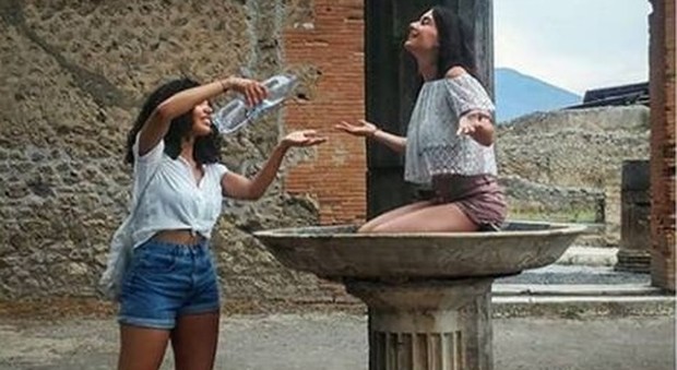 La calata dei turisti cafoni a Pompei: la denuncia sui social diventa virale