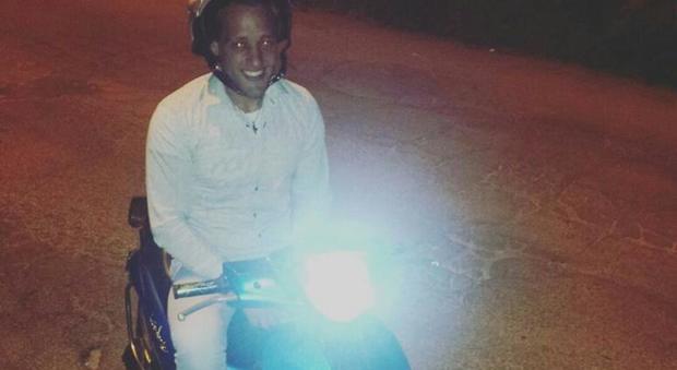 Alberto cade dallo scooter di notte e sbatte la testa contro il marciapiede: è morto a 20 anni