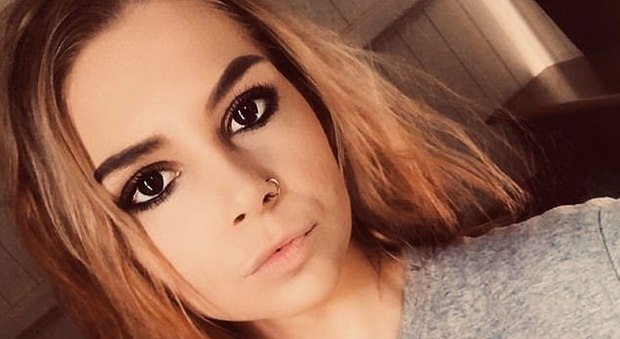 Ragazza bullizzata perché gay si toglie la vita a 21 anni: «Voleva solo essere amata»