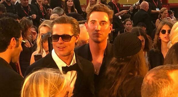 Venezia 79, Brad Pitt sul red carpet della Mostra del Cinema: fan in delirio. «Sei bellissimo»