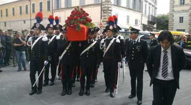 «Chiedo a tutti voi una preghiera» L'ultimo saluto al carabiniere ucciso