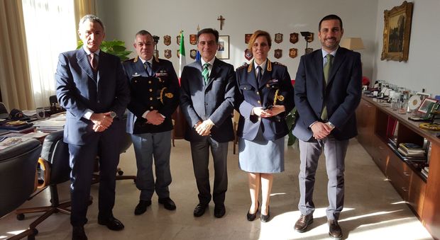 Il prefetto Faloni con il questore De Matteis e i nuovi dirigenti della polizia di Latina